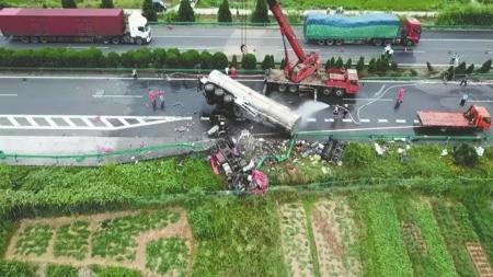 京港澳高速車(chē)禍親歷者：兩車(chē)相撞一聲巨響，我第一個(gè)爬出來(lái)