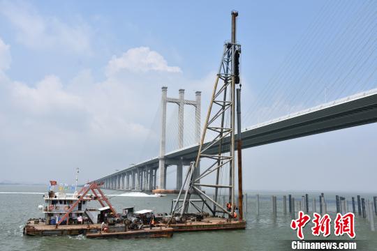 新建福廈鐵路泉州灣跨海大橋系國內(nèi)首條跨海高鐵大橋，與之相鄰的是已建成的泉州灣跨海高速公路大橋。　黃偉鋒 攝