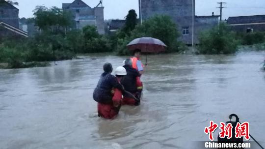 江西遭暴雨致13萬人受災 消防緊急轉移被困群眾