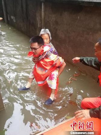 江西遭暴雨致13萬人受災 消防緊急轉移被困群眾