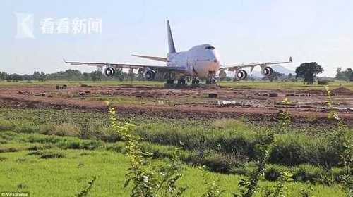 田地里有飛機！泰國村民一覺醒來被波音747驚呆