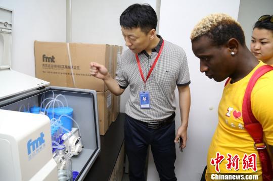 洋學生們在參觀一家座落在上海張江高新園區(qū)的生物醫(yī)藥科技有限公司。　鄭逸潔 攝