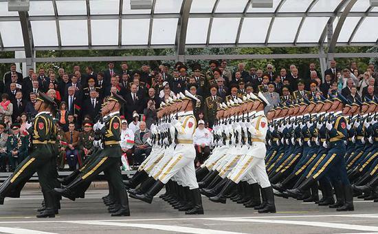 ▲中國人民解放軍儀仗隊參與白俄羅斯獨立日閱兵儀式。