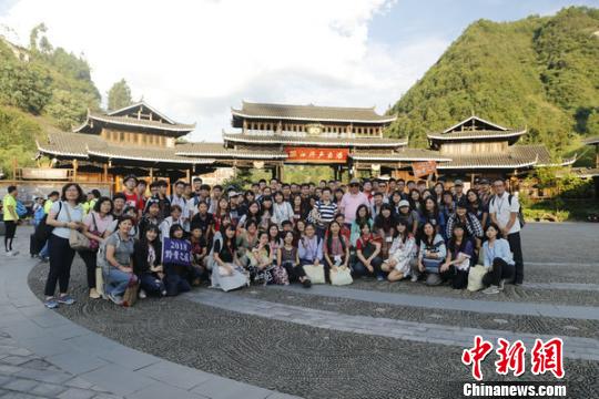 第十屆臺灣大學(xué)生研習(xí)營團(tuán)員參觀雷山西江千戶苗寨。鐘欣 攝