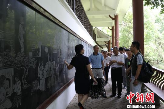 6月17日，海峽兩岸媒體采訪團(tuán)在客家藝術(shù)長廊尋訪客家飲食、服飾、節(jié)慶習(xí)俗等文化。　江江 攝