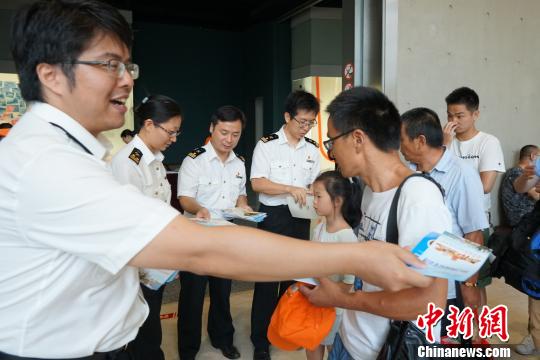 上海海關食品安全宣傳周主題日活動聚焦進出口食品安全監(jiān)管，國境口岸食品安全監(jiān)管和保障國門生物安全。　芊燁 攝