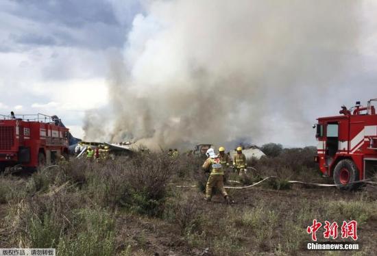 當地時間7月31日，墨西哥航空公司的一架載有101人的航班從墨西哥杜蘭戈州一機場起飛后不久遭遇冰雹風暴，發(fā)生墜機事故。幸運的是，機上全部人員都生還，有85人受傷，飛機起火燃燒。圖為消防人員在墜機現場進行救援。