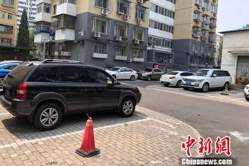 北京某小區(qū)內(nèi)停在停車位或小區(qū)路邊的車。<a target='_blank' href='http://www.chinanews.com/' >中新網(wǎng)</a>記者 程春雨 攝