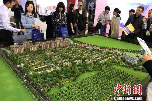 資料圖：北京民眾在房展會上咨詢樓盤情況。<a target='_blank' href='http://www.chinanews.com/' >中新網</a> 程春雨 攝