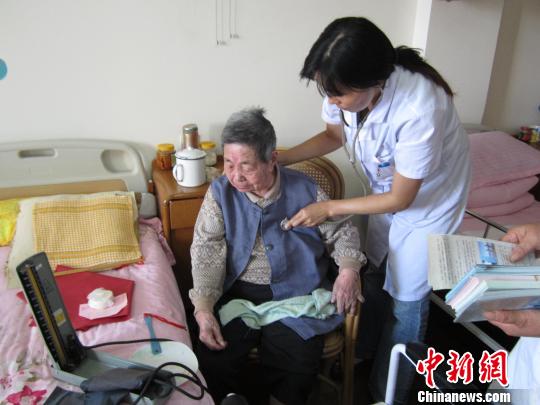 家庭醫(yī)生們冒著酷暑，走街串巷為老年簽約患者進(jìn)行體檢和慢病隨訪。　芊燁 攝