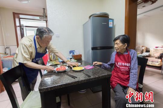 喬森身體不好，王滿科便每天為她做飯。“我不知道還有多少時間可以陪他。剩他一個人沒法活，人越老越有這個體會。”喬森眼里泛起了淚花。　韋亮 攝