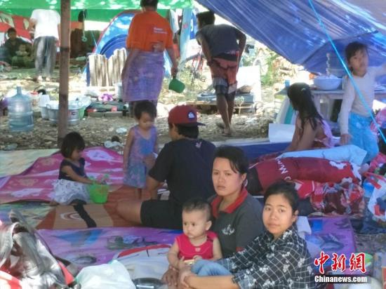 龍目島多間醫院和診所損毀，不少傷者要在戶外接受治療，馬塔蘭醫院發言人蘇普里亞迪直言藥物和醫護人員不足，要求當局協助。圖為Senggigi村數百座房屋損毀，全村斷水斷電，村民在村子空地上分散安置。 林永傳 攝