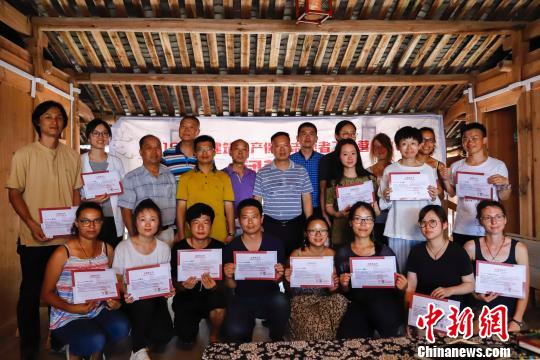 8月初，為參與志愿者頒發志愿者結業證書。　陳可　攝