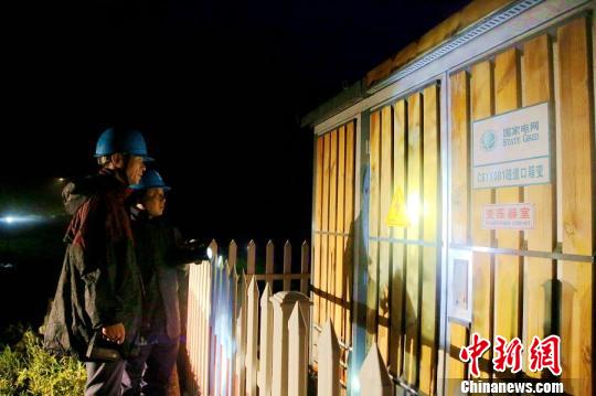 國網岱山縣供電公司電力員工對電力設施進行巡檢排查?！境?攝