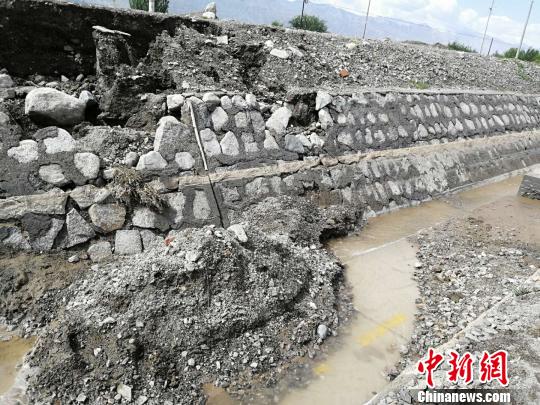 受持續強降雨影響，蘭新線線路多處陷穴、塌陷、開裂。　杞民 攝