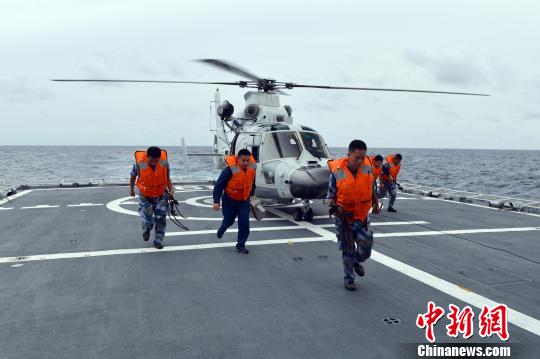 中國(guó)海軍第三十批護(hù)航編隊(duì)組織直升機(jī)跨晝夜飛行訓(xùn)練