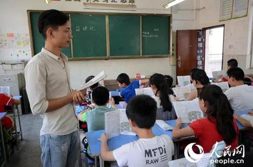 圖為南昌市珠市小學教師杜同師在課堂上給孩子們上語文課