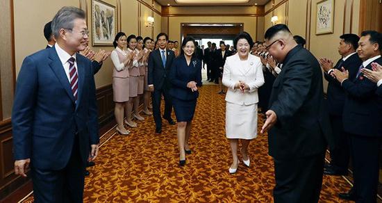 金正恩做女士優先手勢顯國際范 展示正常化朝鮮