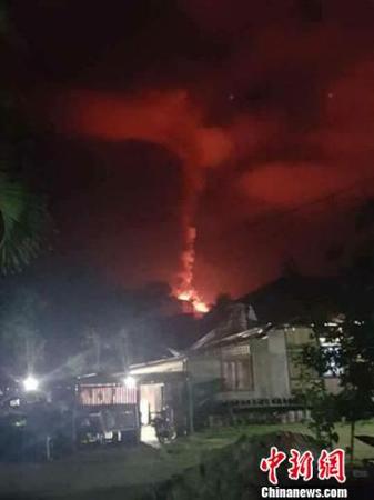 10月3日，位于印尼北蘇拉威西省的索普坦火山(Soputan)持續噴發，其火山灰和濃煙高達6000米，印尼當局將其警戒級別提升為三級。印尼抗災署供圖