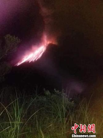 從上午到停晚，該火山持續噴發出熔巖和火山灰。印尼抗災署供圖