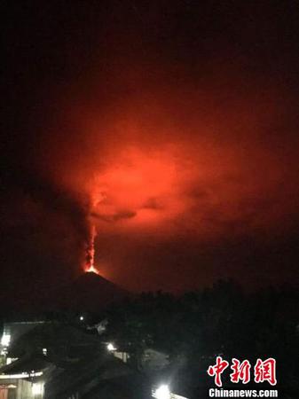該火山持續噴發出熔巖和火山灰。印尼抗災署供圖