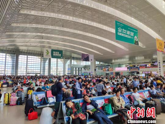 圖為旅客在候車廳候車。　李南軒 攝