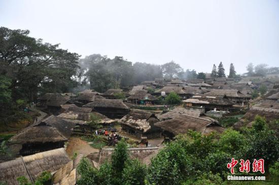 10月3日，翁丁古村。國慶節期間，位于云南省滄源佤族自治縣的翁丁古村吸引來自國內外的游客探訪。<a target='_blank' href='http://www.chinanews.com/'>中新社</a>記者 劉冉陽 攝