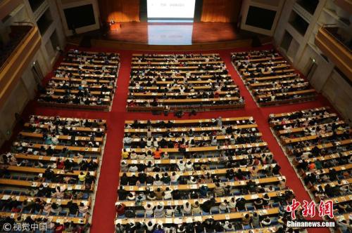 資料圖：2018年1月10日，在濟(jì)南山東會(huì)堂內(nèi)，5000名考研族同上巨無霸大課。 鄭濤 攝 圖片來源：視覺中國(guó)