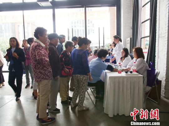 活動現場專家提供咨詢，血壓、血糖、體重測量，健康教育宣傳折頁發放等免費服務。　芊燁 攝