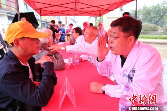 廣西桂林市醫生雨中教市民把握急救白金十分鐘