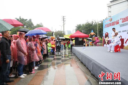 10月10日，桂林市人民醫院急診科基礎生命支持導師現場演示止血包扎法?！↑S薇 攝