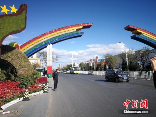 彩虹門是燕郊售樓一條街的標志。<a target='_blank' href='http://www.chinanews.com/' >中新網</a>記者 邱宇 攝