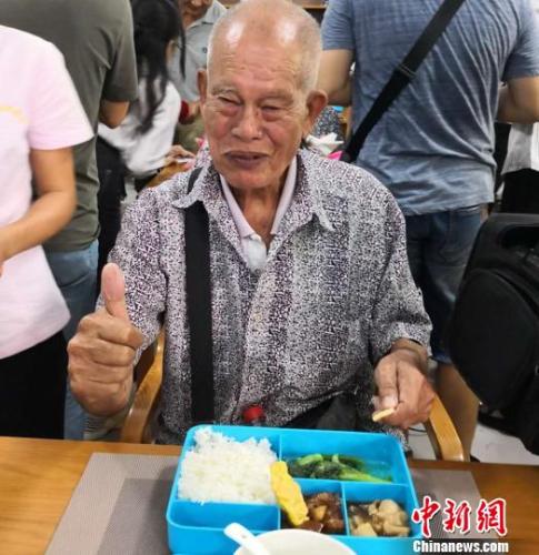 10月17日，81歲的陳志勇老人在?？谑忻捞m區(qū)海府街道龍舌坡社區(qū)“長者飯?zhí)谩本筒蜁r(shí)豎起大拇指點(diǎn)贊?！∫Ｃ?攝