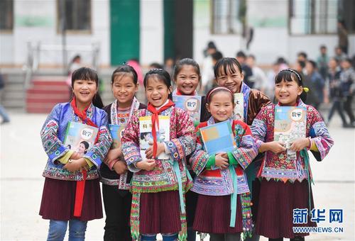 這是廣西融水苗族自治縣白云鄉(xiāng)中心校紅瑤女童班的各族女童（2017年11月29日攝）。 新華社記者 黃孝邦 攝