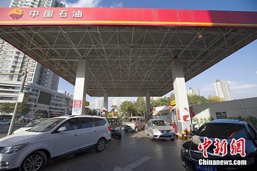 資料圖：車輛正在加油站加油。<a target='_blank' href='http://www.chinanews.com/'>中新社</a>記者 張?jiān)?攝