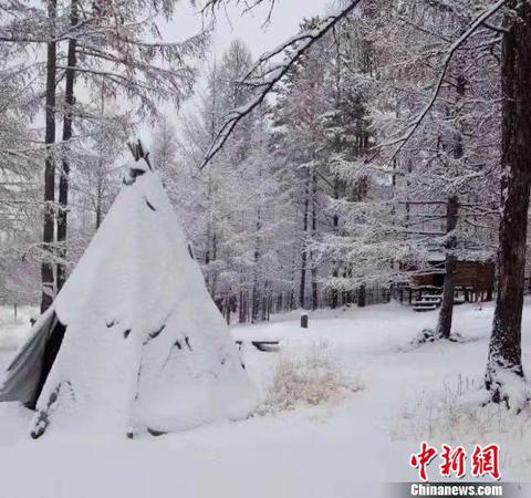 圖為雪中撮羅子?！埇| 攝