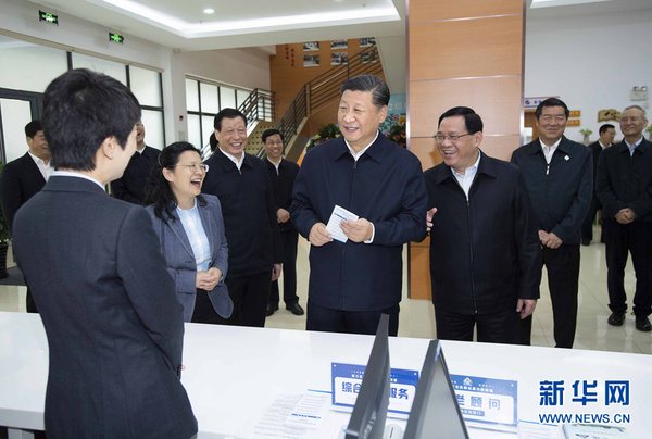 　11月6日，中共中央總書記、國家主席、中央軍委主席習(xí)近平在上海考察。這是習(xí)近平在虹口區(qū)市民驛站嘉興路街道第一分站同工作人員親切交談。 新華社記者 李濤 攝