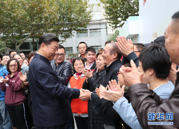 　11月6日，中共中央總書記、國家主席、中央軍委主席習近平在上海考察。這是習近平在虹口區市民驛站嘉興路街道第一分站同居民親切握手。 新華社記者 謝環馳 攝