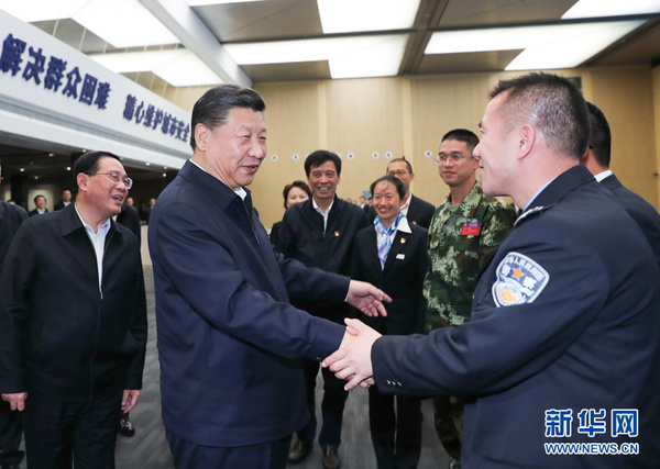 11月6日，中共中央總書記、國家主席、中央軍委主席習近平在上海考察。這是習近平在浦東新區城市運行綜合管理中心同工作人員親切握手。 新華社記者 謝環馳 攝