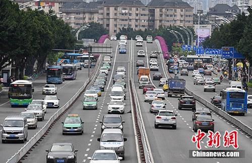 資料圖：市民駕駛機(jī)動(dòng)車行駛在道路上。<a target='_blank' href='http://www.chinanews.com/'>中新社</a>記者 張斌 攝