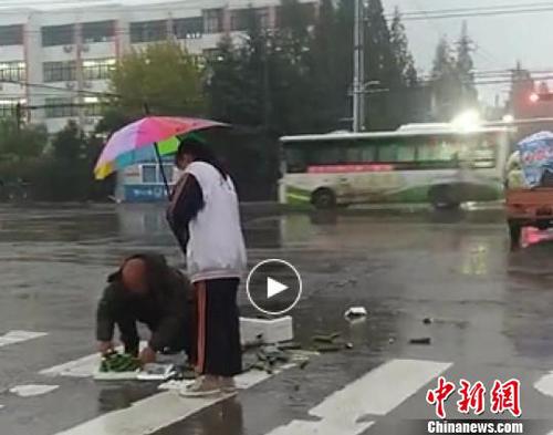 高中女生街頭雨中為老人撐傘被點(diǎn)贊：姑娘，你真美