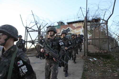資料圖：韓軍官兵撤離非軍事區內的哨所。