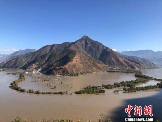 圖為洪峰過境后的長(zhǎng)江第一灣。　何宗奎 攝