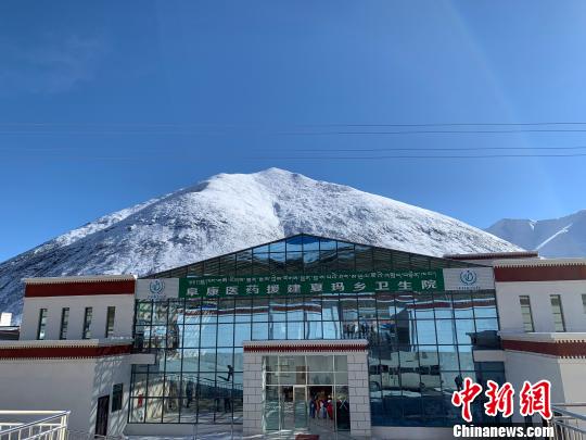 圖為2018年10月10日，由西藏阜康醫院援建的嘉黎縣夏瑪鄉衛生院竣工移交。阜康醫院供圖