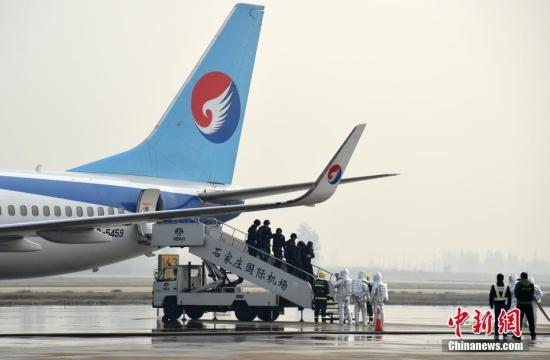 11月16日，由石家莊正定國際機場、民航河北空管分局、河北航空有限公司等聯合舉行的反恐暨應急救援綜合演練活動拉開帷幕。本次演練以被劫持航班緊急備降石家莊機場，落地后爆炸起火為背景，現場開展緊急出動、消防滅火、醫療急救等9個科目的演練。通過該實戰演練，著力提升機場應急救援能力。圖為“劫機者”被押下飛機。<a target='_blank' href='http://www.chinanews.com/'>中新社</a>記者 翟羽佳 攝