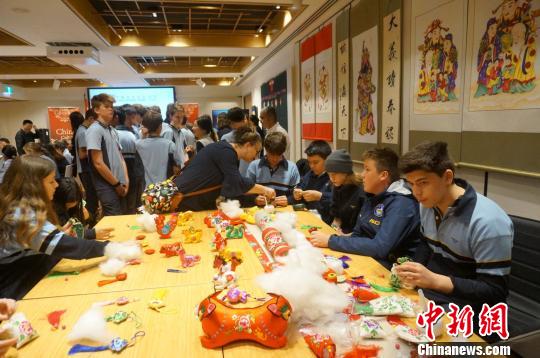 學生現場體驗。　張絲雨 攝