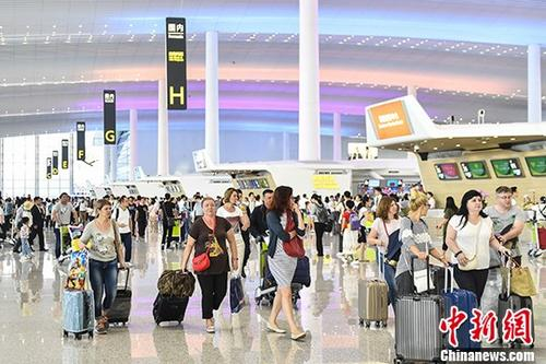 旅客在廣州白云機場T2航站樓。 <a target='_blank' href='http://www.chinanews.com/'>中新社</a>記者 陳驥旻 攝