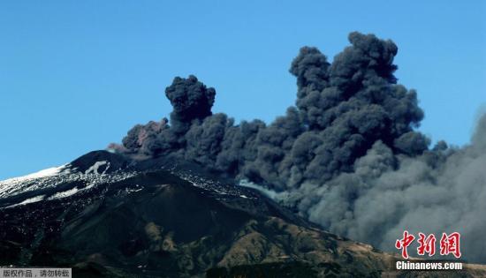 當地時間2018年12月24日，意大利卡塔尼亞，世界最活躍的火山之一埃特納火山于當日再度噴發，大量火山灰被噴向天空，當地機場被關閉。