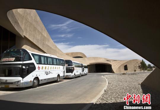 圖為莫高窟數字展示中心前往洞窟的擺渡車等候區。(資料圖) 孫志軍 攝