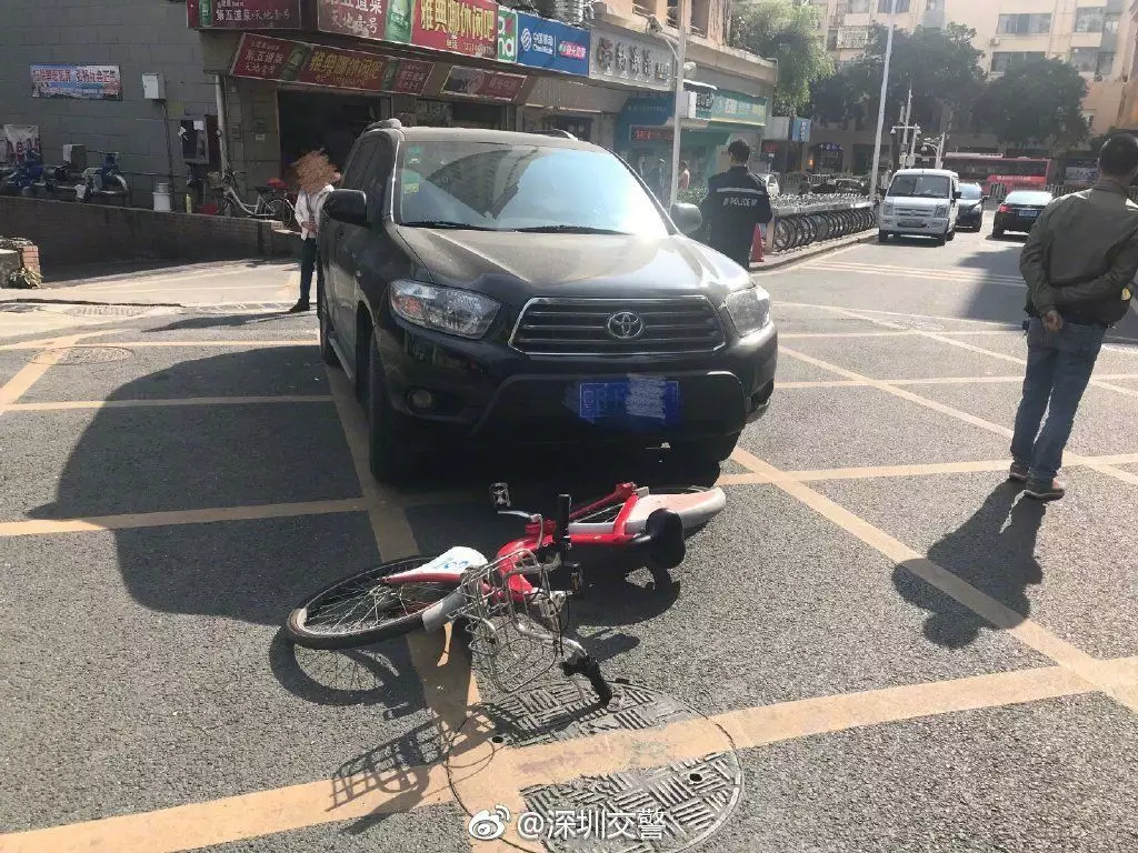 網友炸鍋!自行車撞扁轎車被瘋狂轉發 交警:略尷尬